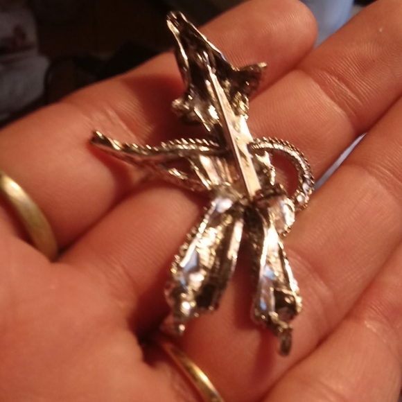 Gorgeous silver colored Brooch Pin banjo player - Picture 8 of 16